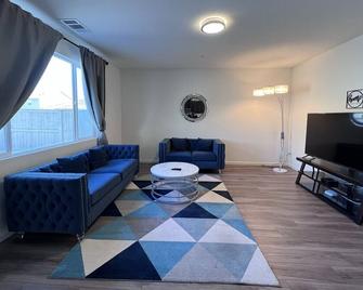 Cozy and Comfy Stay at a Bargain! - Woodland - Living room