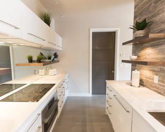 Spacious Luxury Garden Apartment Downtown - Juneau - Kitchen