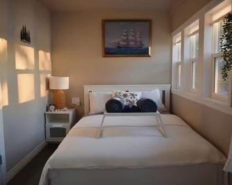 The Blue Heron Cottage - Roseneath - Bedroom