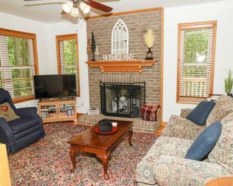 Cedar Run Cottage - secluded romantic getaway, by Buffalo Mountain Getaway - Stuart - Sala de estar