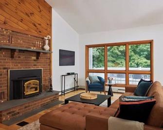 Catskill Retreat with Hot Tub and Fire Pit - Palenville - Living room