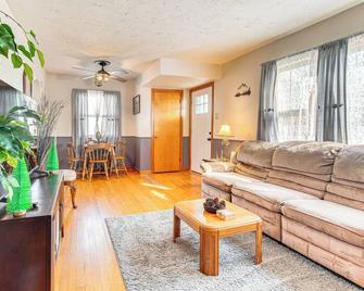 Less Than 1 Mi to Route 66 Home with Large Yard! - Lincoln - Soggiorno