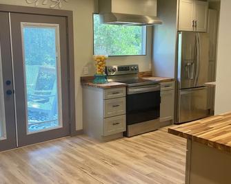 Cottage just 30 minutes from Texas A&M, 15 minutes from Premiere baseball field - Hearne - Kitchen