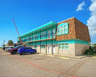 Beach Bungalow by AvantStay Pool Boardwalk - Port Aransas - Building