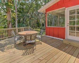 Farmhouse • King Bed • Pool Table • Movie Room • Pet Friendly • Oasis • Private - Palm City - Patio