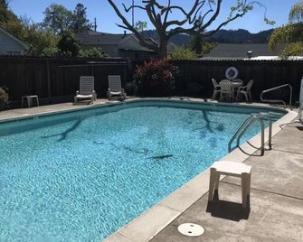 Cloverdale Wine Country Inn & Suites - Cloverdale - Pool