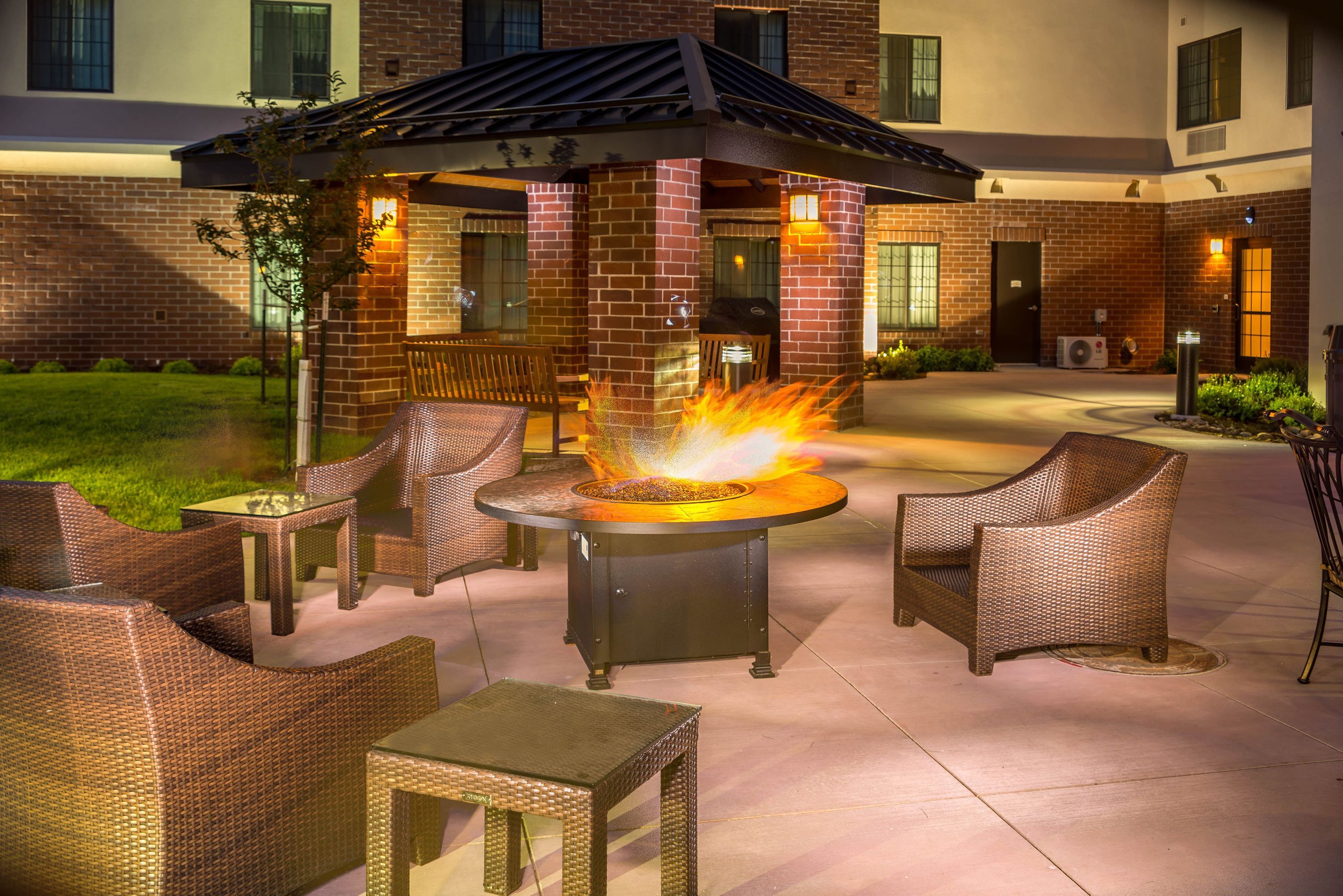 Staybridge Suites Denver - Central Park By IHG - דנבר - פטיו