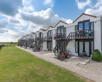 Apartment Isabelle with parking and shared pool by Interhome - De Haan - Gebäude