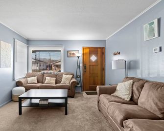 Charming 3-bedroom house in enchanting Springfield with Wifi, Smart TV, King Bed - Springfield - Living room