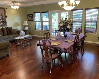 4-bedroom vacation home just 5 minutes from Kingsburg's historic downtown - Kingsburg - Eetruimte
