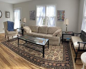 Atelier de Leiper is a Malvern 3 bedroom Bungalow on 1/3 acre - Malvern