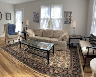 Atelier de Leiper is a Malvern 3 bedroom Bungalow on 1/3 acre - Malvern - Living room