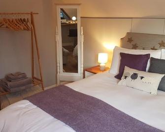 Post Office Row Apartment and garden - Crickhowell - Bedroom