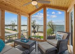 Cozy, year-round lake home with magnificent sunset views, lake access and dock. - Faribault - Living room