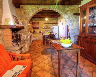 Modish Farmhouse in Ortignano With Swimming Pool - Ortignano - Comedor
