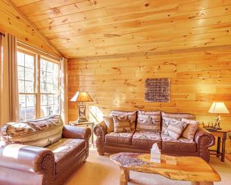 1 Mi to Nottely Lake: Home w/ Furnished Deck! - Blairsville - Wohnzimmer