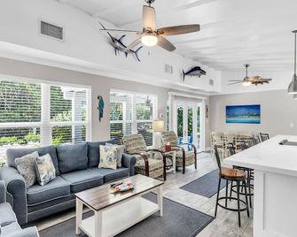 Coral Cove Resort - a fisherman's dream - Islamorada - Salon