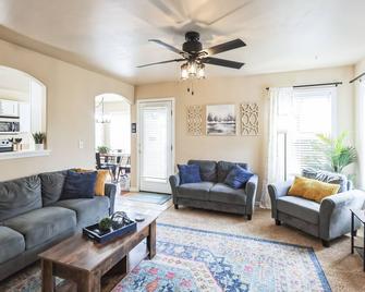 Cozy Corner Oasis With Hot Tub Home - Twin Falls - Wohnzimmer