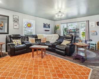 Charming Union Home with Backyard, Fire Pit! - Union - Living room