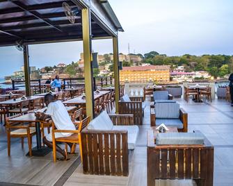 Mamba Point Hotel Freetown - פריטאון - מסעדה