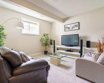 The Premier Suite | 321mbps Wifi | Perfect Stays - Airdrie - Living room