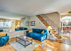 Yeadon Townhome with Porch, 7 Mi to Center City - Drexel Hill - Living room