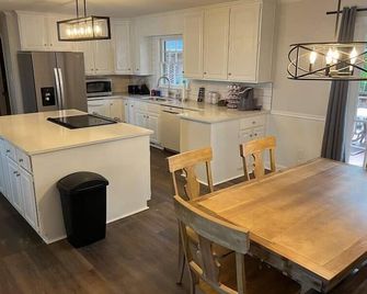 Cheerful 5 bedroom 3.5 bath very spacious home. - Indian Trail - Cocina