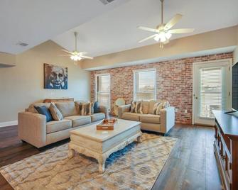 Downtown Loft - Above Bull & Barrel & Close to Georgia Southern - Statesboro - Living room