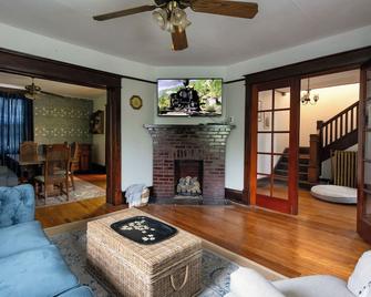 New River Railhouse: Historic 3 bed on the New River Gorge - New for July 2025 - Hinton - Sala de estar