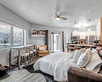 Cozy, Lake View Condo in Hidden Valley with Ski Slope Access - Rockwood - Bedroom