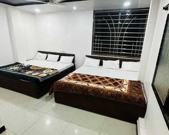 Hotel Narmada Residency - אויאיין - חדר שינה