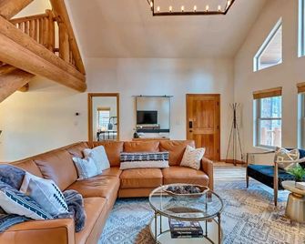 Lincoln Log Cabin, Tranquility close to Downtown - Flagstaff - Living room