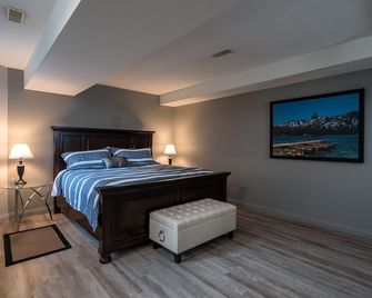 Spacious Bright Suite Licence 4087948 - Kelowna - Bedroom