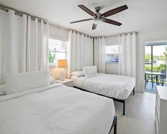 Waterfront Deluxe One Bedroom Bungalow with Private Beach - 18 - Nokomis - Bedroom