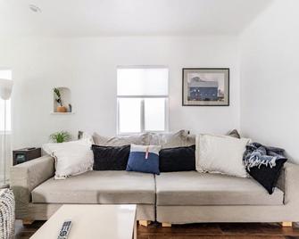 Cozy Cottage with Private Fenced Backyard Pets Welcome - Lomita - Living room