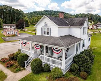 Close to Seven Springs! Hot Tub, FirePit, Pavilion Great Location! - Mill Run - Edificio