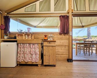 Glamping 'Tenda Glamping Vicino Al Mare' with Terrace, Garden and Wi-Fi - Piombino - Küche