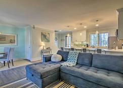 Townhome with Outdoor Shower Less Than 1 Mile to Downtown - Bethany Beach - Living room