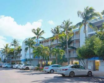 Relax & Recharge @ Our Charming Ocean Front Suite - Tavernier