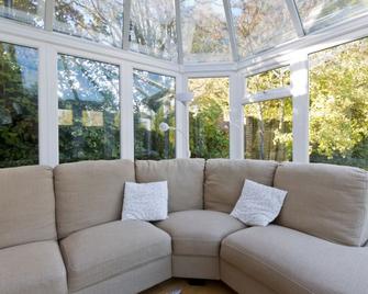 Leafy Suburban Bed And Breakfast - Rickmansworth - Living room
