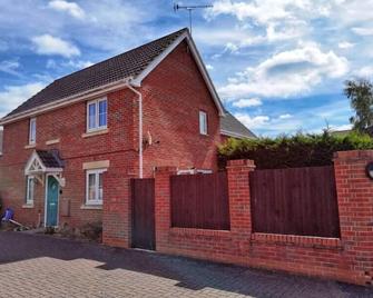 Lakeside: Argosy 3bed house 2bath parking M27 J5 Southampton Airport sleeps 6 - Southampton - Edificio