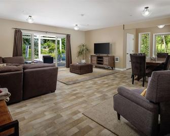 Brookside Guest Home on 21 Acres of Meadows, Forests, & Trails, w/ Fire Pit and Stocked Fishing Pond - Carlton - Living room
