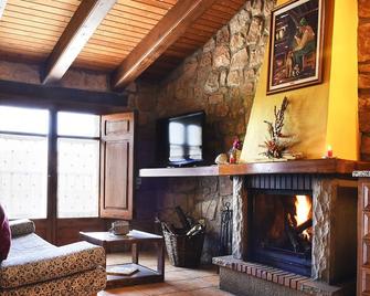 Self catering rural house Can Bartomeu 1 h from Barcelona. Private swimmingpool - Prats del Rey - Sala de estar