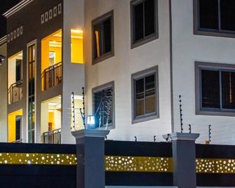 Mojo Apartment, Tema - Tema - Edificio