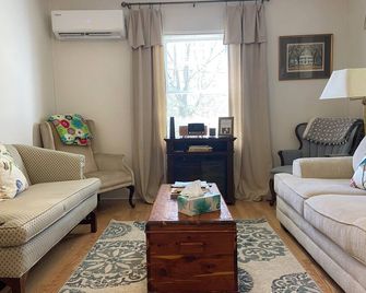 Nicely located, Cozy, pet friendly cottage in beautiful Lake Toxaway, NC - Lake Toxaway - Living room