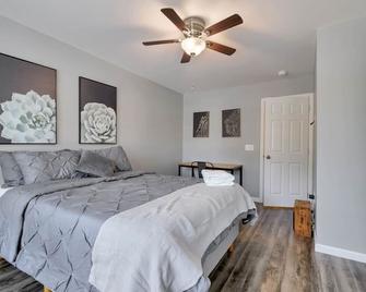 City Haven: 2bd | Parking & Movie Theater Access - Bangor - Bedroom