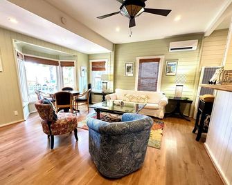 5-Star Beach Bunny Cottage Vacation Rental In Santa Barbara 2-Blocks To Beach! - Santa Barbara - Living room