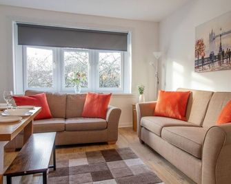 Kerr Apartment-Spacious 4-Bed Flat in Hamilton, Close to Glasgow - Hamilton - Living room