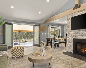 Beautiful Nature Retreat minutes to Mt. Rainier - Elbe - Living room