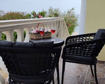 Apartment directly by the sea first row island Vir south near Zadar 2 adults + child - Vir - Balcony